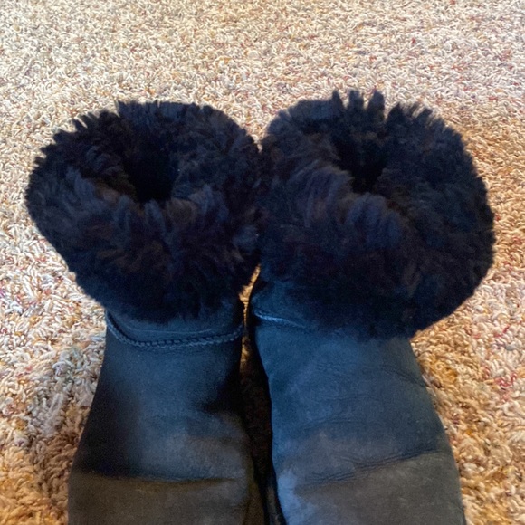Ugg classic boots size 6 in black. - Picture 5 of 6
